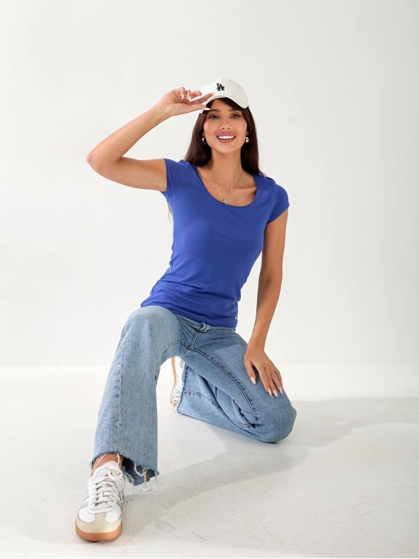 Жіноча футболка з великою горловиною синього кольору