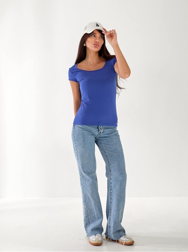 Жіноча футболка з великою горловиною синього кольору