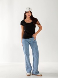 Женская футболка с большой горловиной черного цвета