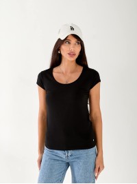 Женская футболка с большой горловиной черного цвета