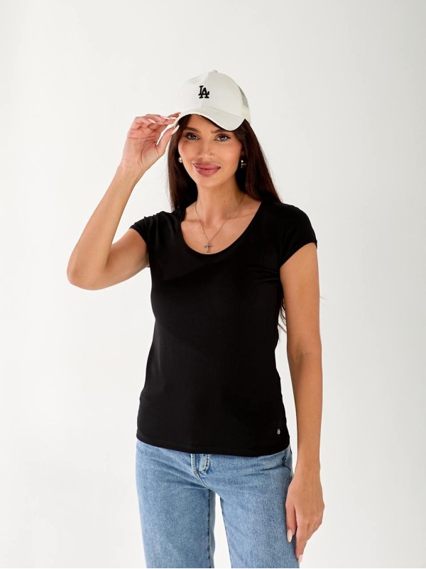 Женская футболка с большой горловиной черного цвета