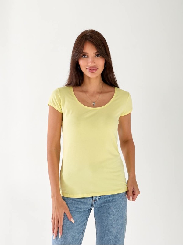Женская футболка с большой горловиной желтого цвета