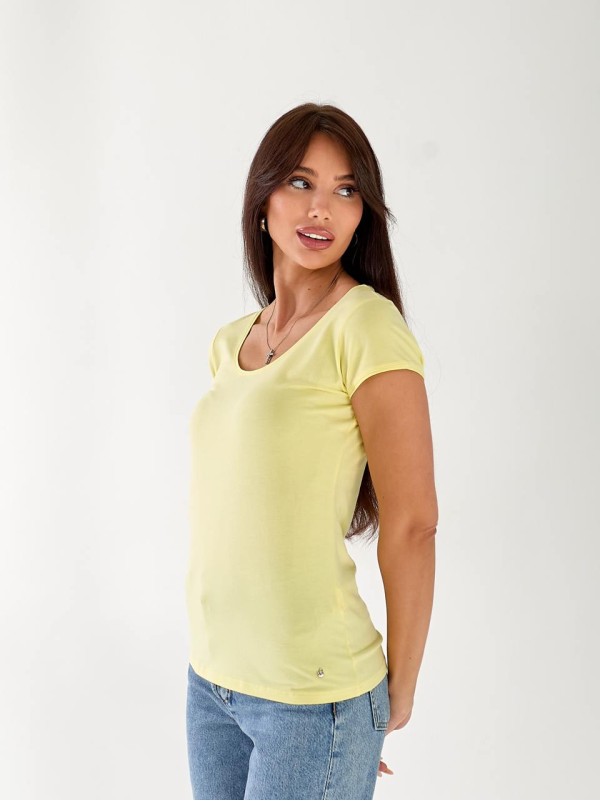 Женская футболка с большой горловиной желтого цвета