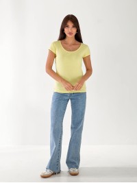 Женская футболка с большой горловиной желтого цвета