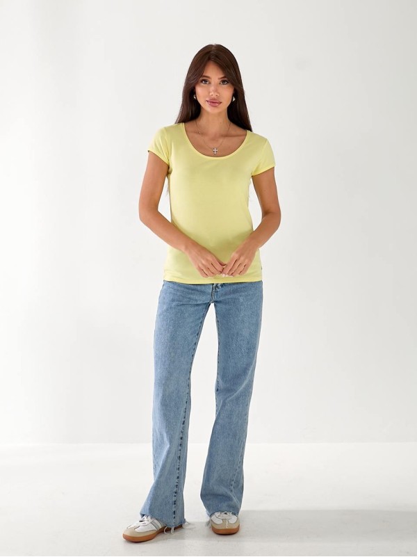 Жіноча футболка з великою горловиною жовтого кольору