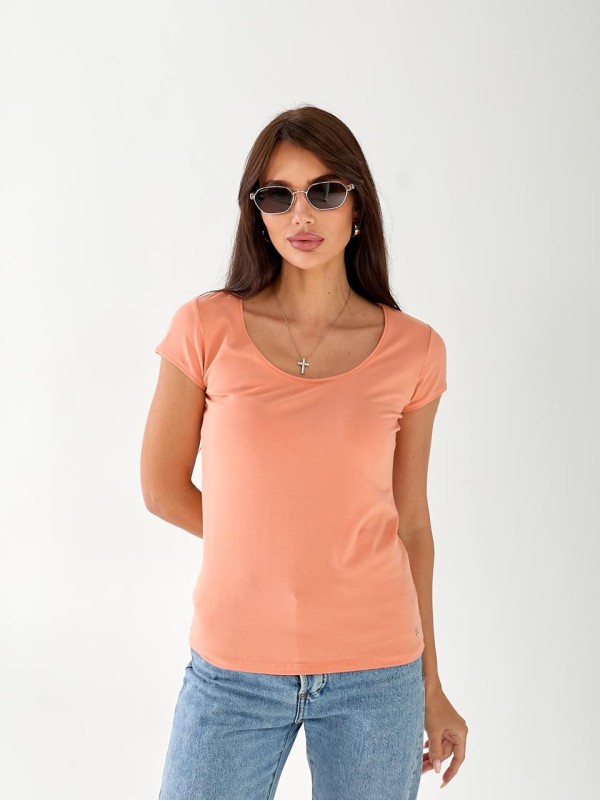 Женская футболка с большой горловиной оранжевого цвета