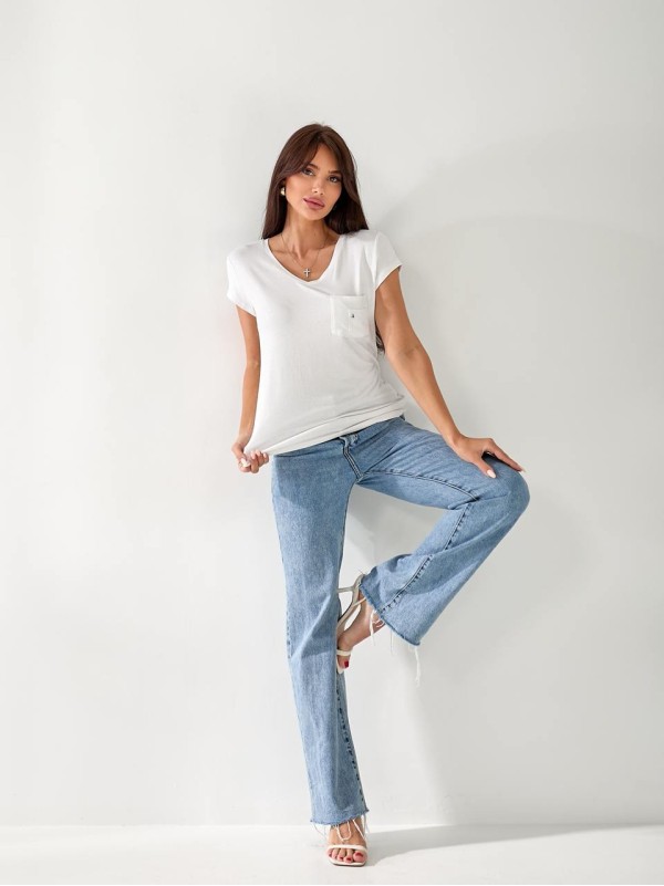 Жіноча футболка з блискітками та кишенею білого кольору