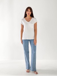 Женская футболка с блестками и карманом белого цвета