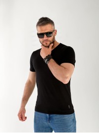 Мужская базовая футболка черного цвета