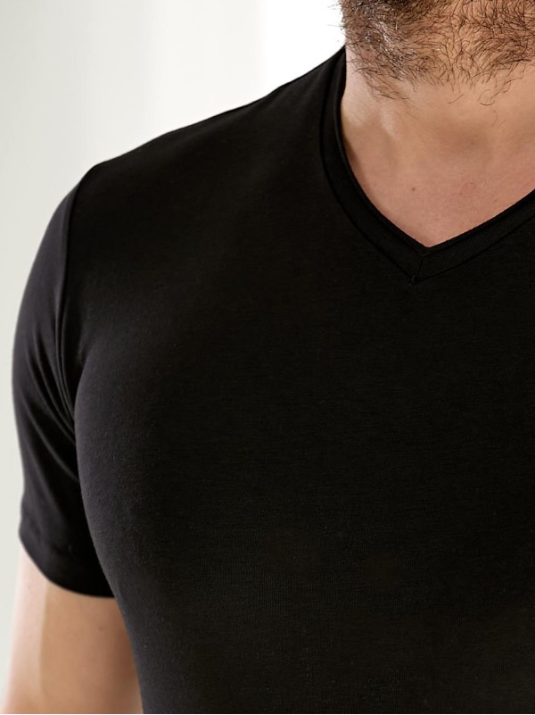 Мужская базовая футболка черного цвета