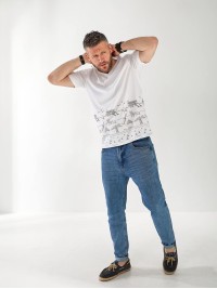 Футболка чоловіча з малюнком білого кольору