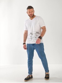 Футболка чоловіча з малюнком білого кольору