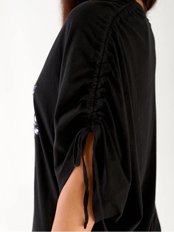 Женская футболка с пайетками черного цвета