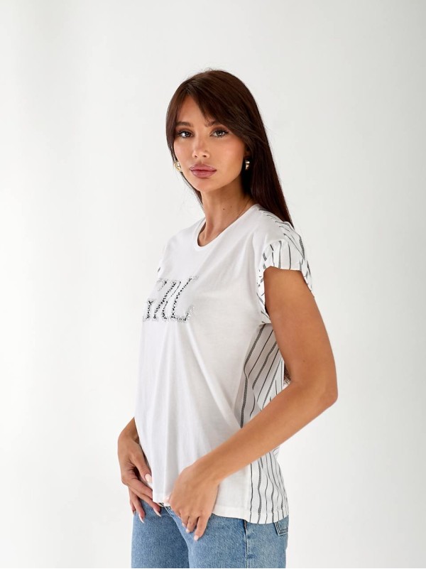 Женская футболка со стразами белого цвета