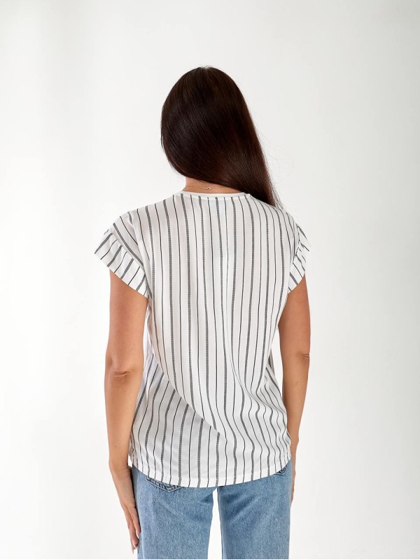 Женская футболка со стразами белого цвета