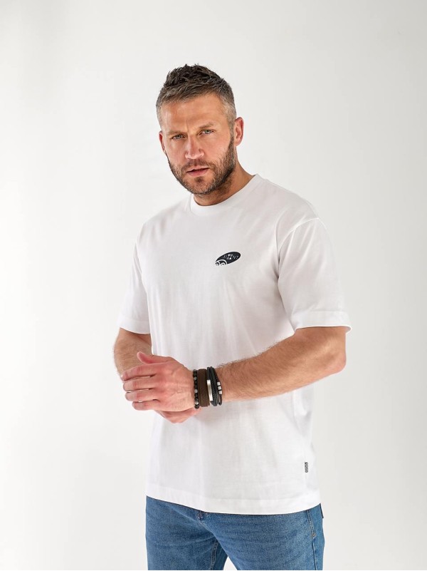 Чоловіча футболка з написом на спині білого кольору