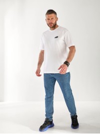 Чоловіча футболка з написом на спині білого кольору