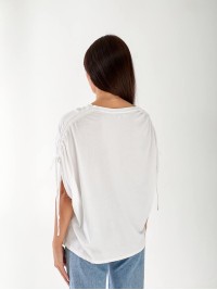 Женская футболка с пайетками белого цвета