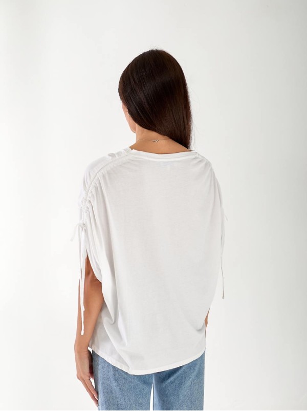 Женская футболка с пайетками белого цвета