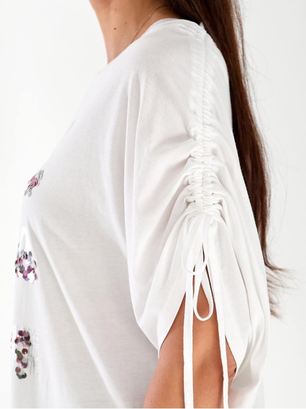 Женская футболка с пайетками белого цвета