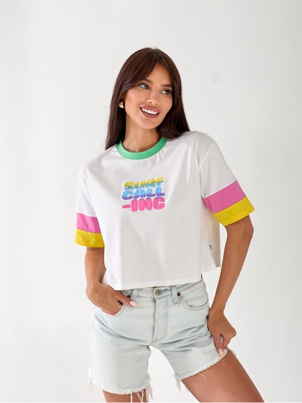 Жіноча яскрава футболка з написом бiлого кольору