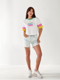 Жіноча яскрава футболка з написом бiлого кольору