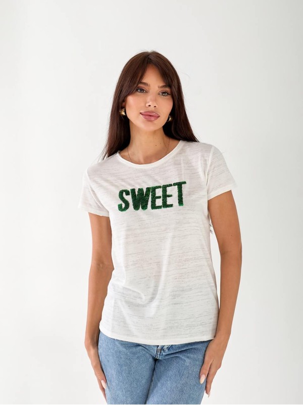 Женская футболка с надписью из пайеток белого цвета