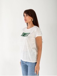 Женская футболка с надписью из пайеток белого цвета