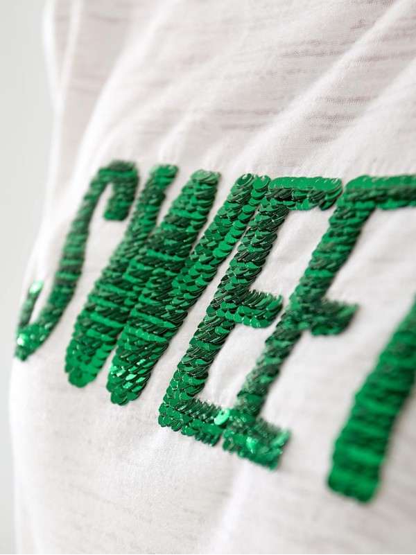 Женская футболка с надписью из пайеток белого цвета