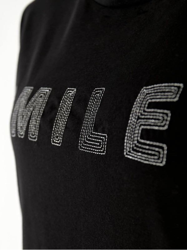 Легкое платье-футболка с надписью черного цвета