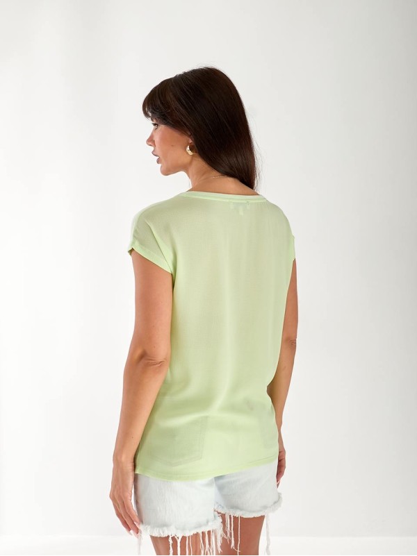 Женская футболка с рисунком салатового цвета