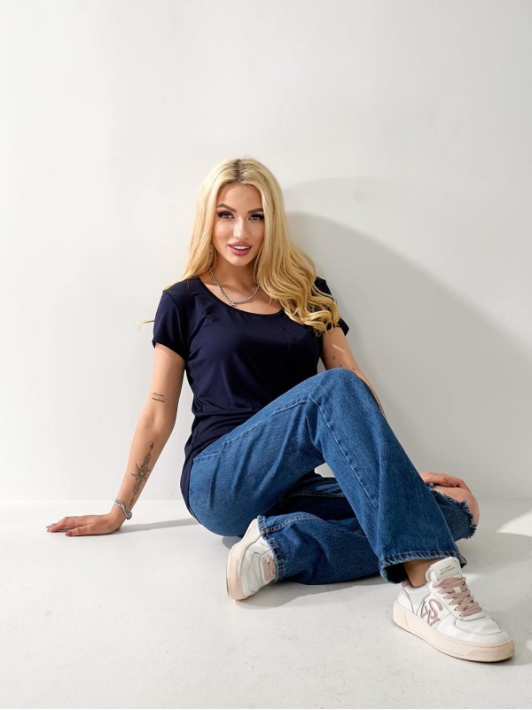 Жіноча футболка з кишенею синього кольору