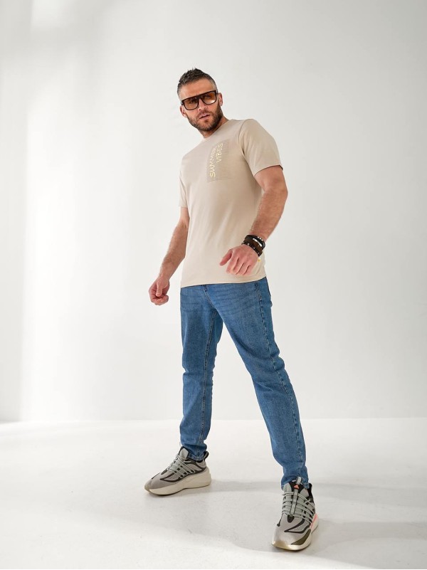 Мужская футболка  с надписью бежевого цвета