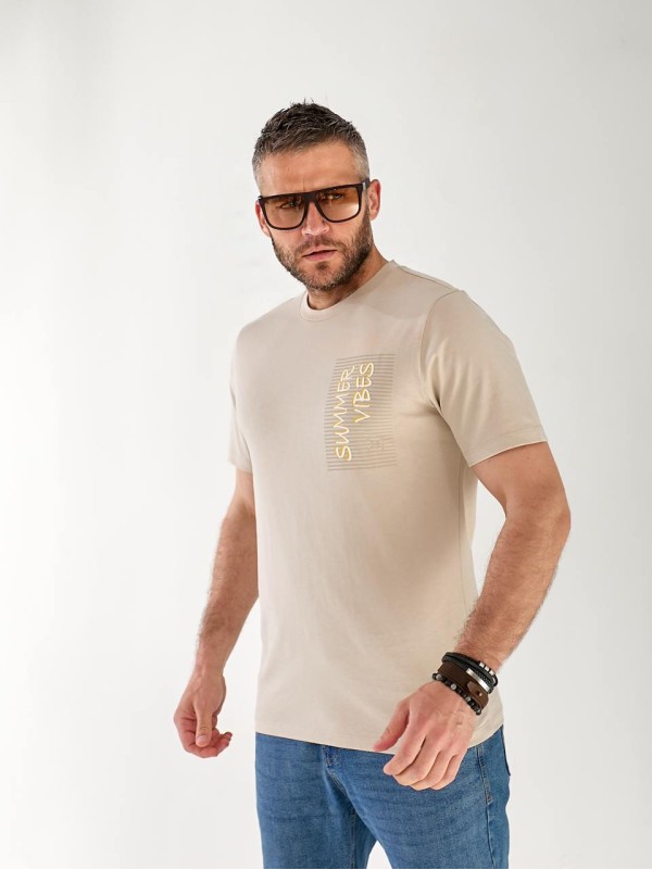 Мужская футболка  с надписью бежевого цвета