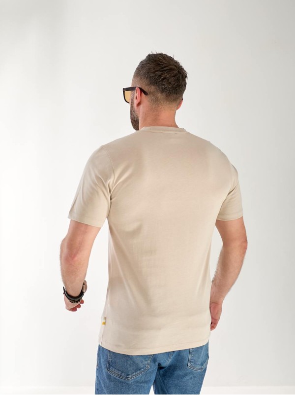 Мужская футболка  с надписью бежевого цвета