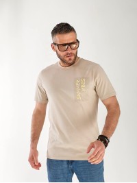 Мужская футболка  с надписью бежевого цвета