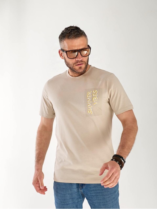 Мужская футболка  с надписью бежевого цвета