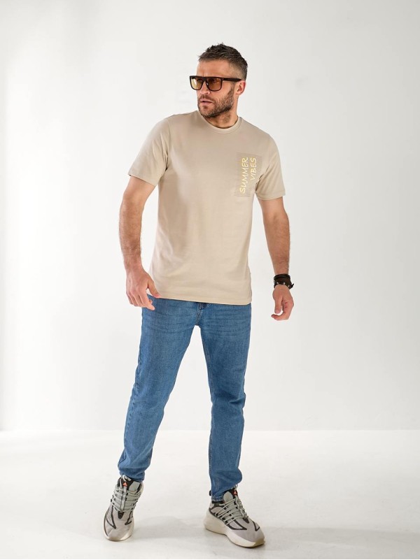 Мужская футболка  с надписью бежевого цвета
