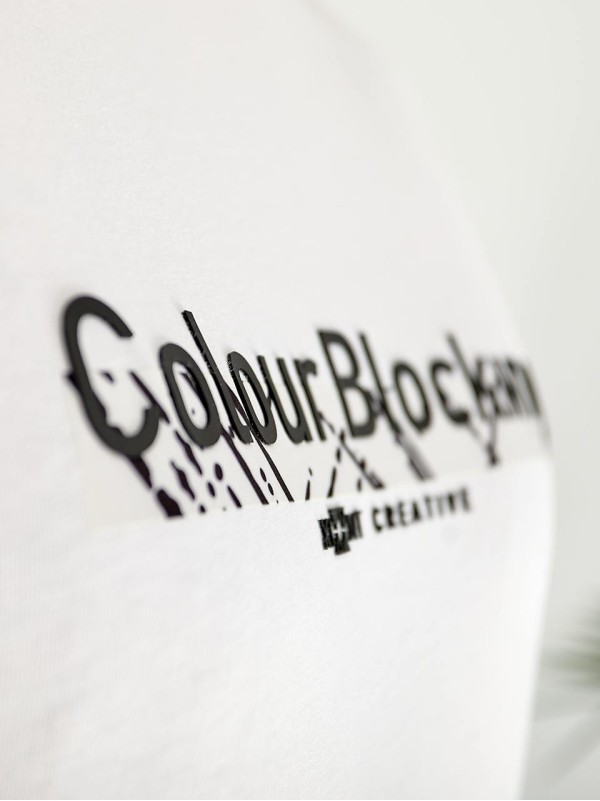 Чоловіча футболка з написом білого кольору