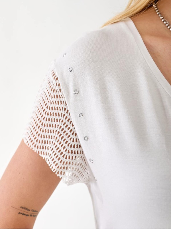 Жіноча футболка з сіткою на плечах білого кольору