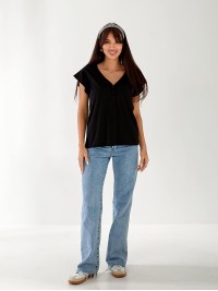 Жіноча футболка з вирізом чорного кольору