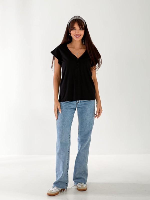 Жіноча футболка з вирізом чорного кольору