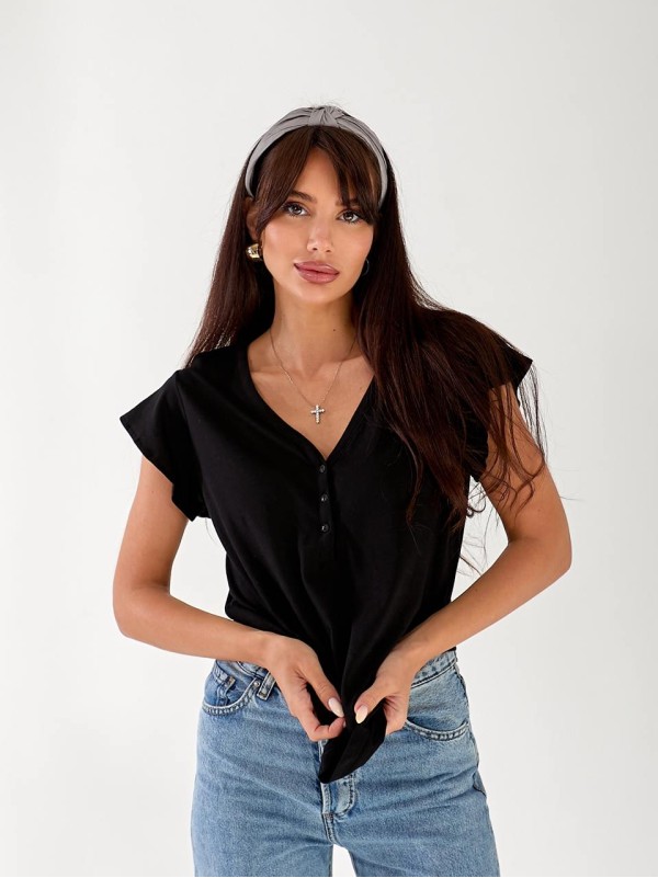 Жіноча футболка з вирізом чорного кольору