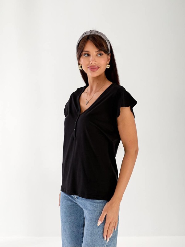 Жіноча футболка з вирізом чорного кольору