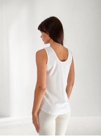 Женская базовая майка с надписью белого цвета