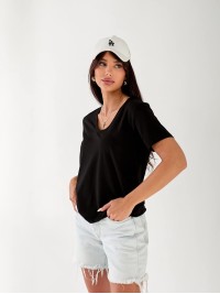 Жіноча футболка з вирізом чорного кольору