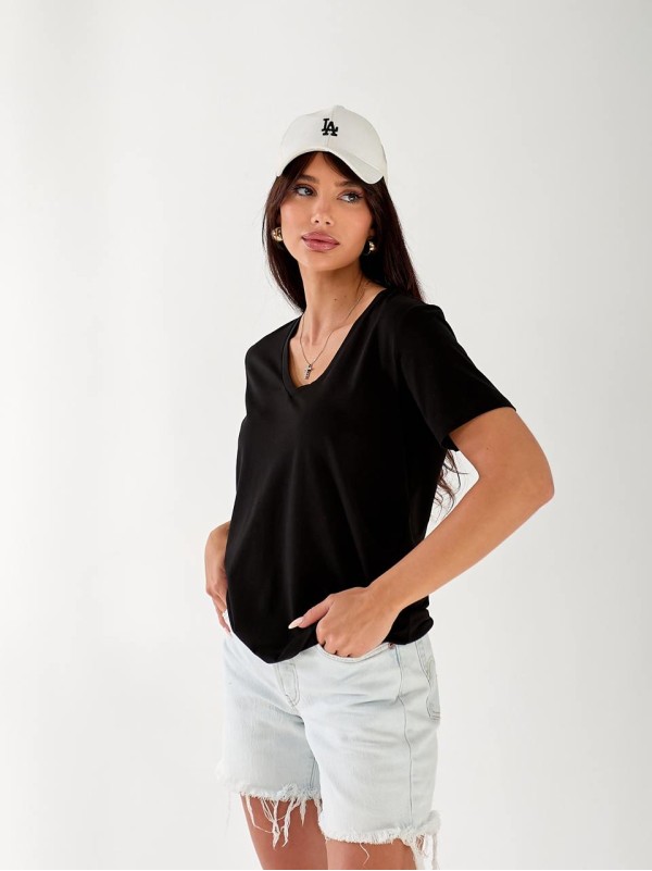 Жіноча футболка з вирізом чорного кольору