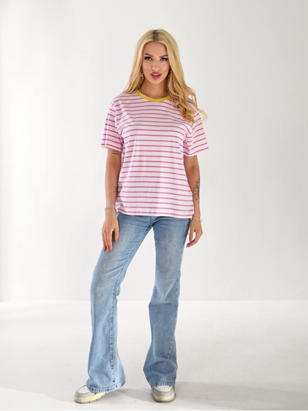 Жіноча базова футболка у смужку білого кольору