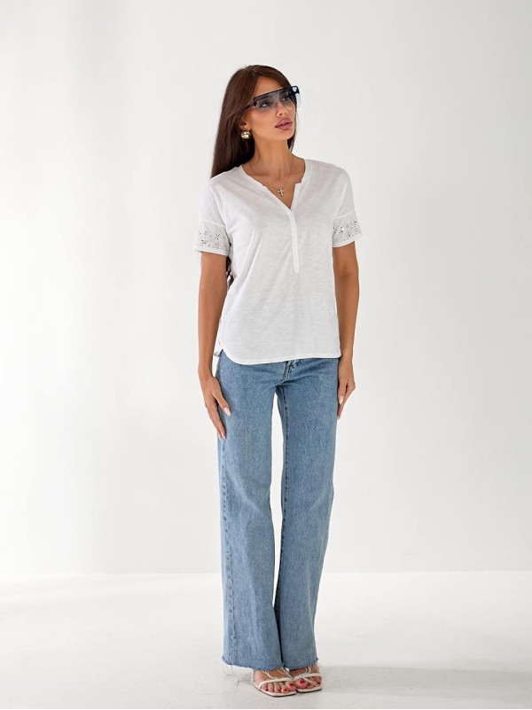 Жіноча бавовняна футболка з камінням на рукавах білого кольору