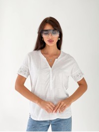 Жіноча бавовняна футболка з камінням на рукавах білого кольору